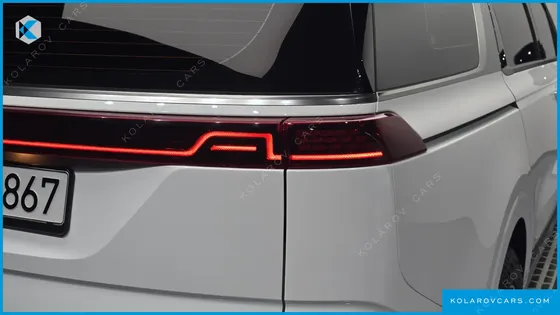 KIA CARNIVAL GASOLINE 9-SEATER SIGNATURE