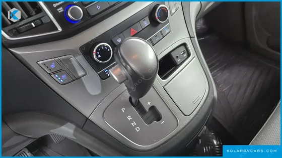 HYUNDAI STAREX VAN 3-SEATER
