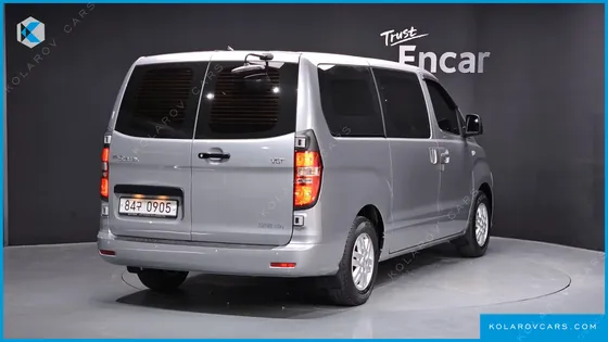 HYUNDAI STAREX VAN 5-SEATER