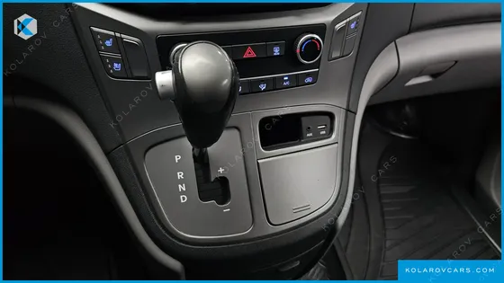 HYUNDAI STAREX VAN 5-SEATER