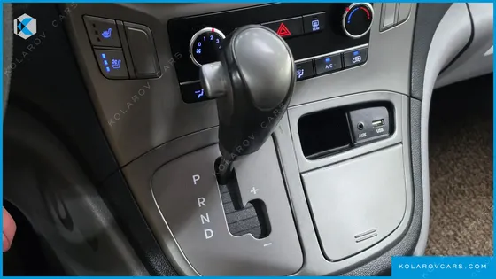 HYUNDAI STAREX VAN 5-SEATER
