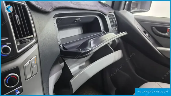 HYUNDAI STAREX VAN 5-SEATER