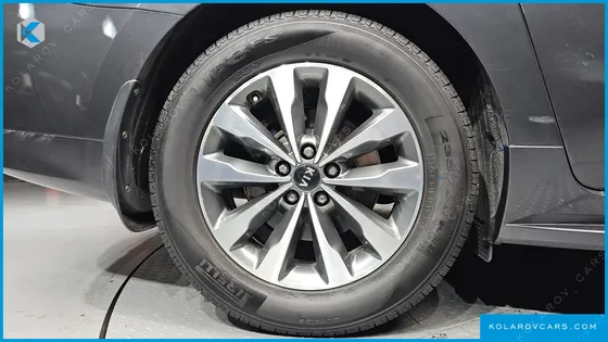 KIA CARNIVAL 9-SEATER LUXURY