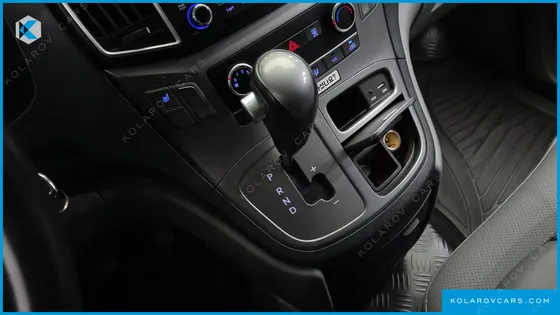 HYUNDAI STAREX VAN 3-SEATER