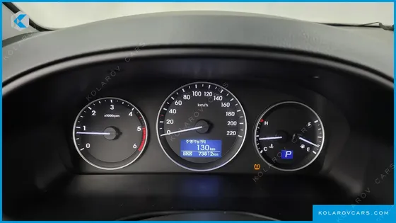 HYUNDAI STAREX VAN 5-SEATER