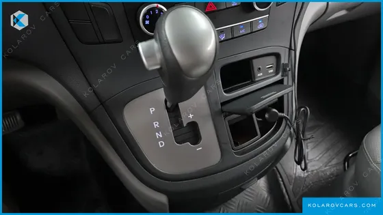 HYUNDAI STAREX VAN 5-SEATER
