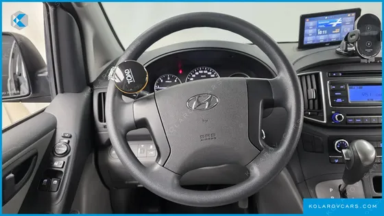 HYUNDAI STAREX VAN 5-SEATER