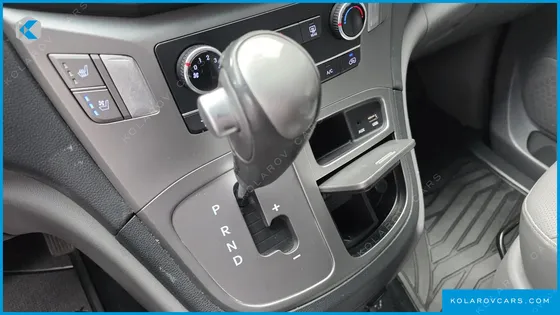 HYUNDAI STAREX VAN 5-SEATER