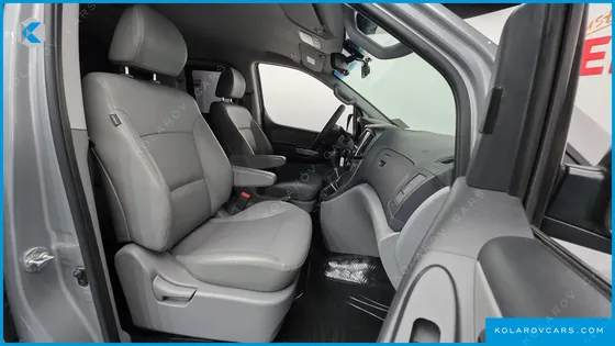 HYUNDAI STAREX VAN 5-SEATER