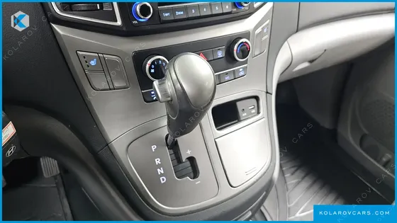 HYUNDAI STAREX VAN 3-SEATER