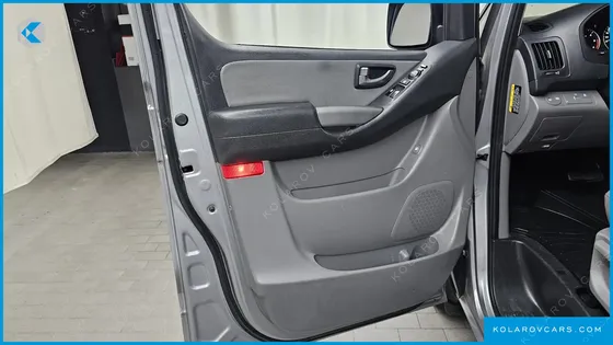 HYUNDAI STAREX VAN 3-SEATER