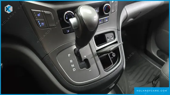 HYUNDAI STAREX VAN 5-SEATER