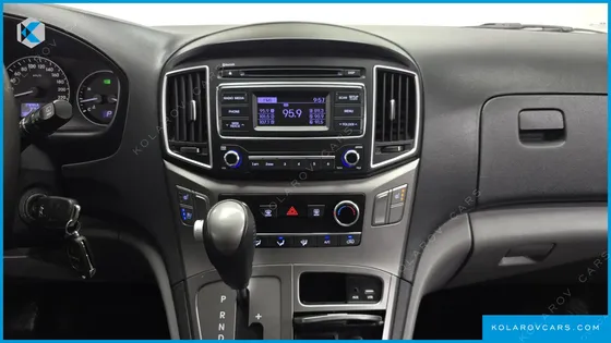 HYUNDAI STAREX VAN 5-SEATER