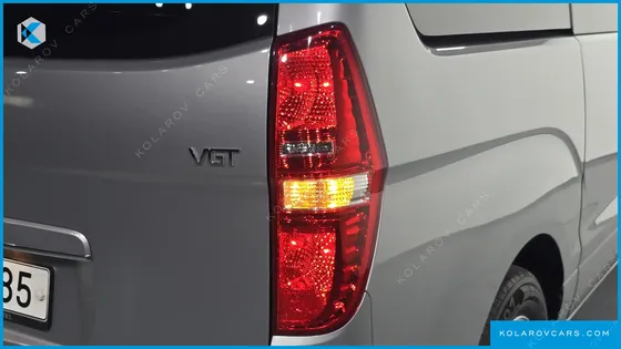 HYUNDAI STAREX VAN 5-SEATER