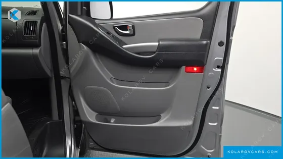 HYUNDAI STAREX VAN 5-SEATER