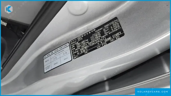 HYUNDAI STAREX VAN 5-SEATER