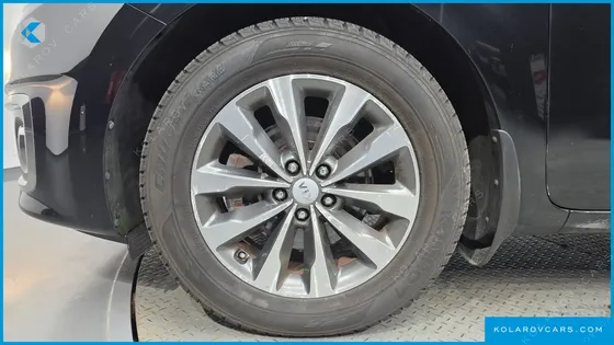 KIA CARNIVAL 9-SEATER LUXURY