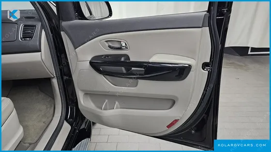 KIA CARNIVAL 9-SEATER PRESTIGE