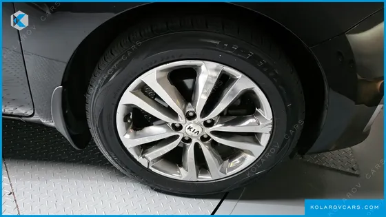 KIA CARNIVAL 9-SEATER NOBLESSE
