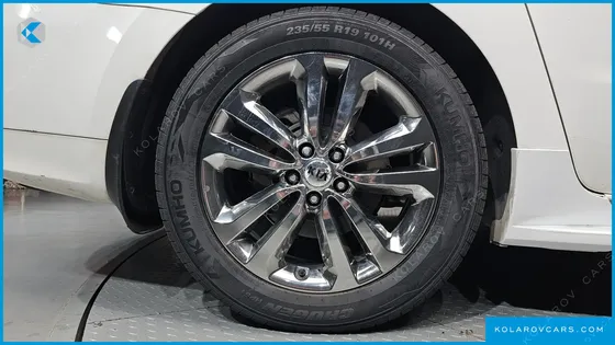 KIA CARNIVAL 9-SEATER OUTDOOR