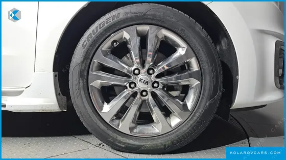 KIA CARNIVAL 9-SEATER OUTDOOR