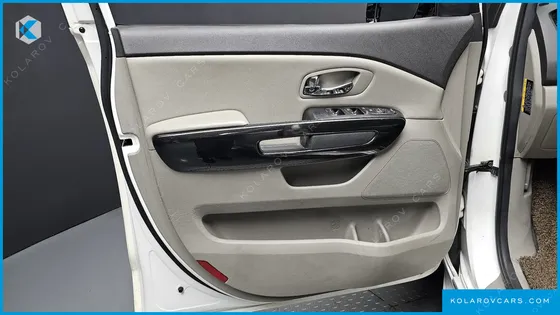 KIA CARNIVAL 9-SEATER OUTDOOR