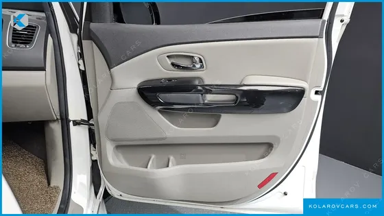 KIA CARNIVAL 9-SEATER OUTDOOR