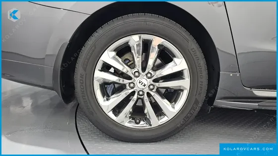 KIA CARNIVAL 9-SEATER PRESTIGE
