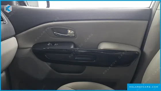 KIA CARNIVAL 9-SEATER PRESTIGE