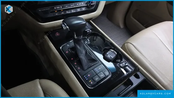 KIA CARNIVAL GASOLINE 7-SEATER HI-LIMOUSINE