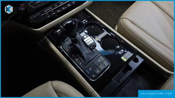 KIA CARNIVAL GASOLINE 7-SEATER HI-LIMOUSINE
