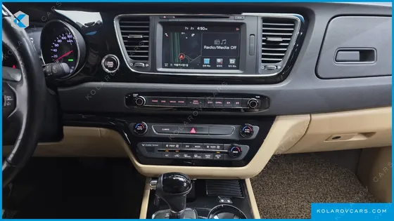 KIA CARNIVAL GASOLINE 7-SEATER HI-LIMOUSINE