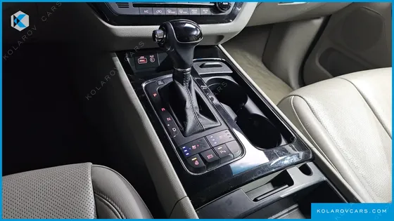 KIA CARNIVAL 9-SEATER NOBLESSE