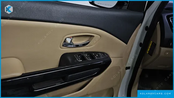 KIA CARNIVAL 9-SEATER PRESTIGE