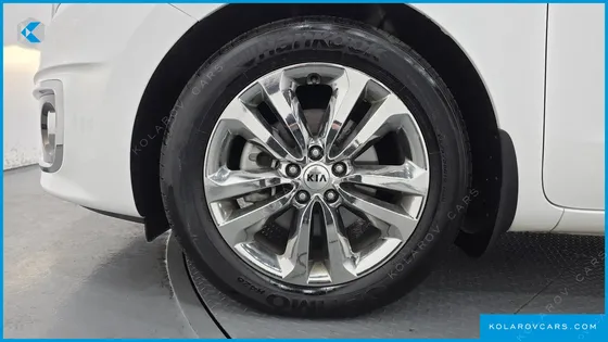 KIA CARNIVAL GASOLINE 9-SEATER NOBLESSE