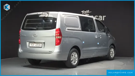 HYUNDAI STAREX 5-SEATER VAN