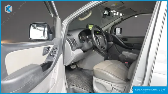HYUNDAI STAREX 5-SEATER VAN