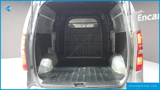 HYUNDAI STAREX 5-SEATER VAN