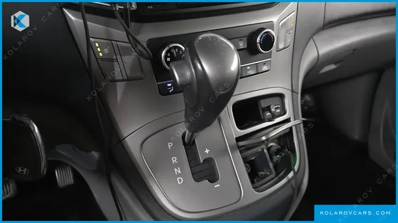 HYUNDAI STAREX 5-SEATER VAN