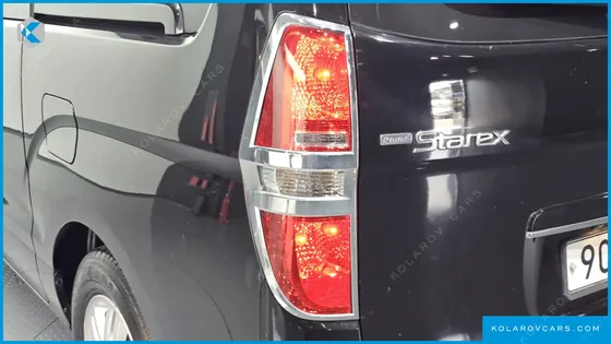 HYUNDAI STAREX 5-SEATER VAN