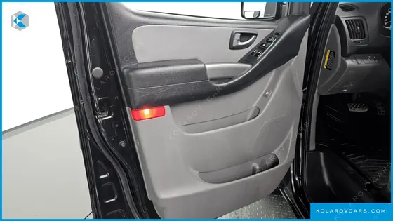 HYUNDAI STAREX 5-SEATER VAN