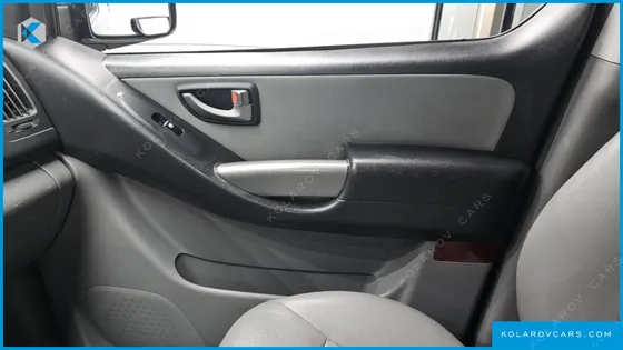 HYUNDAI STAREX 5-SEATER VAN