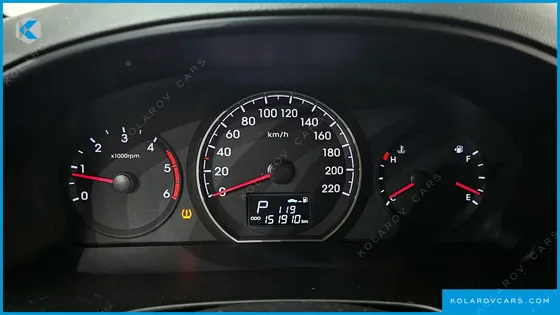 HYUNDAI STAREX 5-SEATER VAN