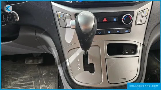HYUNDAI STAREX 5-SEATER VAN