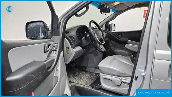 HYUNDAI STAREX 5-SEATER VAN