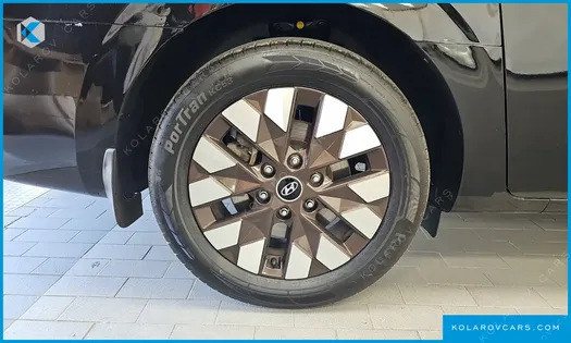 HYUNDAI STARIA 4WD LOUNGE 9-SEATER