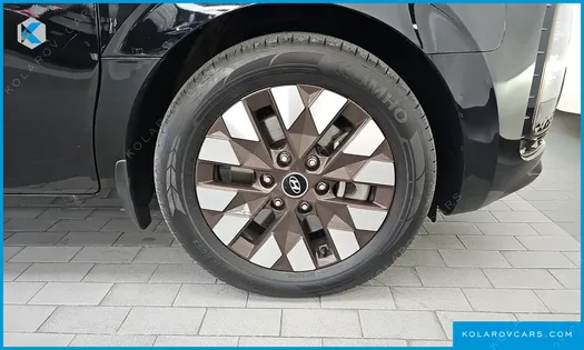 HYUNDAI STARIA 4WD LOUNGE 9-SEATER