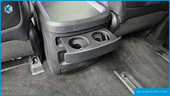 HYUNDAI STARIA 4WD LOUNGE 9-SEATER