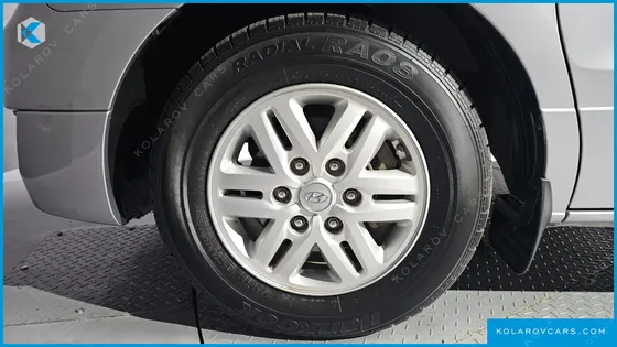 HYUNDAI STAREX 5-SEATER VAN