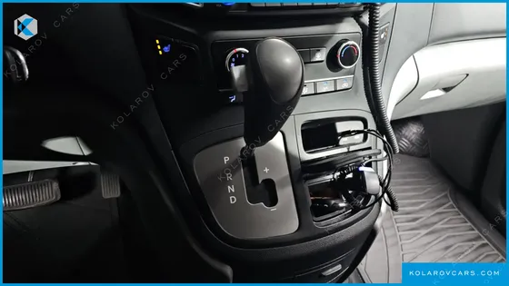 HYUNDAI STAREX 5-SEATER VAN